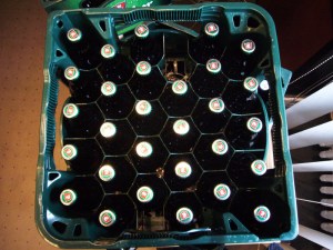 Platzsparender Kasten mit der neuen Steinie-Flasche.