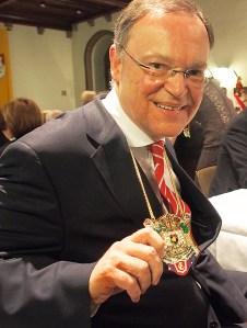 Ministerpräsident mit Bierorden: Stephan Weil.