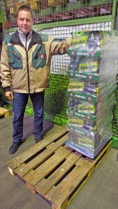 Brauhaus-Logistik-Chef Thomas Asmer zeigt, wie das Mai-Ur-Bock immer öfter in den Getränkehandel kommt: in Sixpacks auf Paletten. 