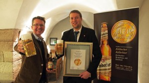 Matthias Kliemt (links) vom ProBier-Club.de aus Lünen und Ingo Schrader, Marketingleiter der Einbecker Brauhaus AG. 