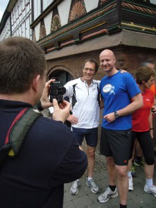 Organisationschef Lars Engelke (r.) mit Dieter Baumann 2012 in Einbeck.