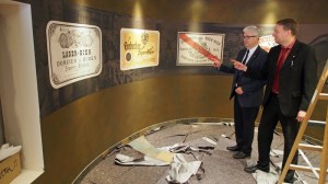 Vorstand Walter Schmidt (l.) und Marketingleiter Ingo Schrader schauen schon mal im Shop vorbei.