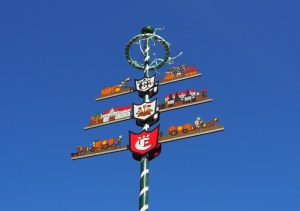 Maibaum vor dem Einbecker Brauhaus.