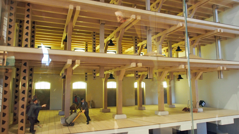 Wie früher im Kornhaus gearbeitet wurde, zeigt ein Modell sehr anschaulich. Auch die Kiste Einbecker Bier durfte nicht fehlen.