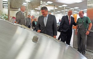 Wie wird das Einbecker Bier gebraut: Darüber informierten Brauer Jörg Müller (r.) und Vorstand Walter Schmidt (2.v.r.) Bundeswirtschaftsminister Sigmar Gabriel an der Würzpfanne im Sudhaus. 