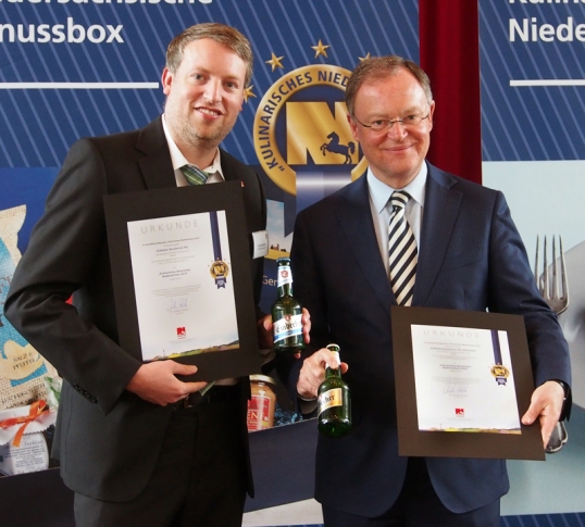 Auszeichnung fürs Einbecker Bier: Ministerpräsident Stephan Weil und Brauhaus-Marketingleiter Ingo Schrader (l.) 2014.