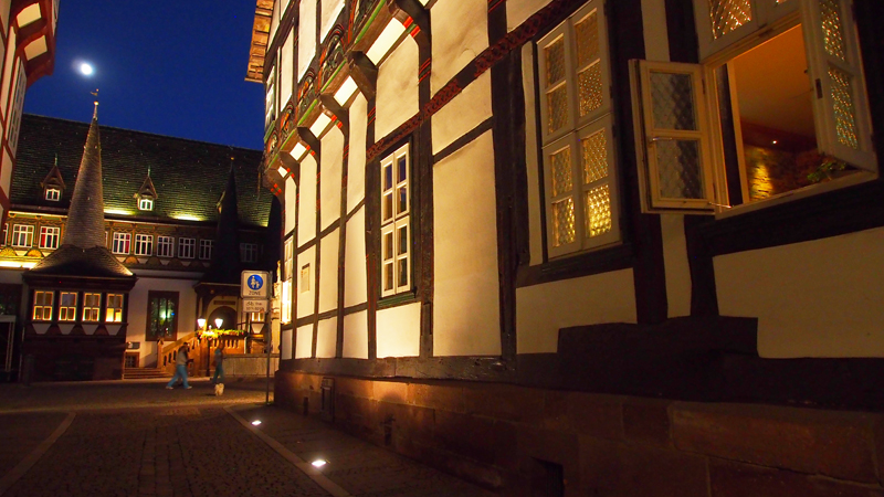 Wie schon seit einiger Zeit das Alte Rathaus ist nun auch die Fassade des Brodhauses angestrahlt, auch in der Münsterstraße. 