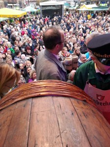 Das Publikum auf dem Marktplatz bei der Eulenfest-Eröffnung wartete durstig.