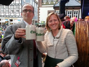 Prost, Winterbock: Bürgermeisterin Dr. Sabine Michalek mit Brauhaus-Vorstand Martin Deutsch.