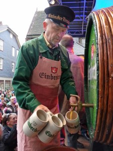 Bierkutscher Albert Eggers schenkte ein.