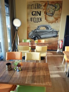 Graffiti-Garagentor in der Bar des neuen Hotels.