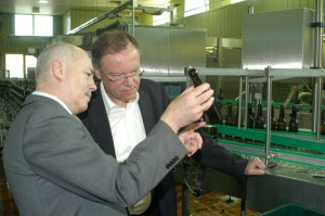 Ministerpräsident Stephan Weil (r.) mit Vorstandsprecher Lothar Gauß in der Einbecker Abfüllung. Archivfoto 2012