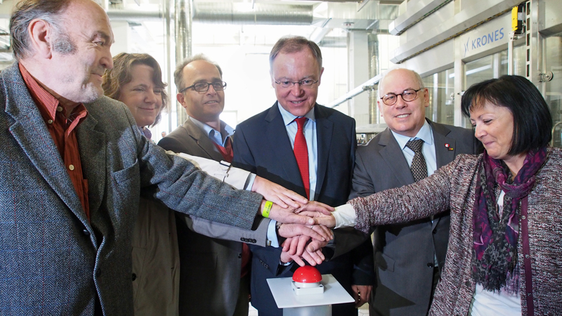 Sechs Hände, ein roter Knopf (v.l.): Vize-Brauhaus-Aufsichtsratschef Dr. Wilhelm Helms, Vize-Bürgermeisterin Cornelia Lechte, Vorstand Martin Deutsch, Ministerpräsident Stephan Weil, Vorstandssprecher Lothar Gauß, Landrätin Astrid Klinkert-Kittel.