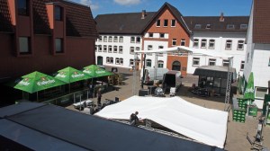 Für den Fall der Wetterfälle haben die Besucher ein Zeltdach über dem Kopf.