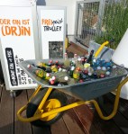 Bier aus der Kühl-Schubkarre.