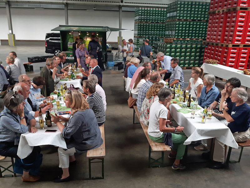 Stärkung in der Verladehalle des Einbecker Brauhauses.