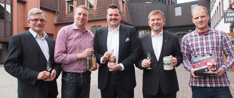 Präsentieren den neuen Bockbier-Brand (v.l.): Ulrich Meiser und Ingo Schrader vom Einbecker Brauhaus, Sebastian Budde von der Weserbergland-Brennerei, Einbecks Bierkutscher Albert Eggers und Marketing-Mann Marcel Behlke vom Einbecker Brauhaus.