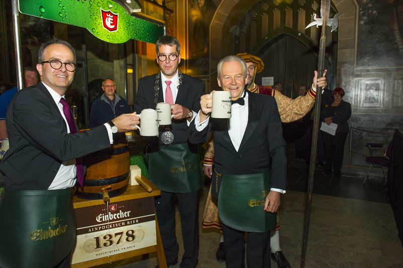 Prost, Einbecker! Bahnchef Rüdiger Grube, Oberbürgermeister Dr. Oliver Junk und Brauhaus-Vorstand Martin Deutsch (v.r.).