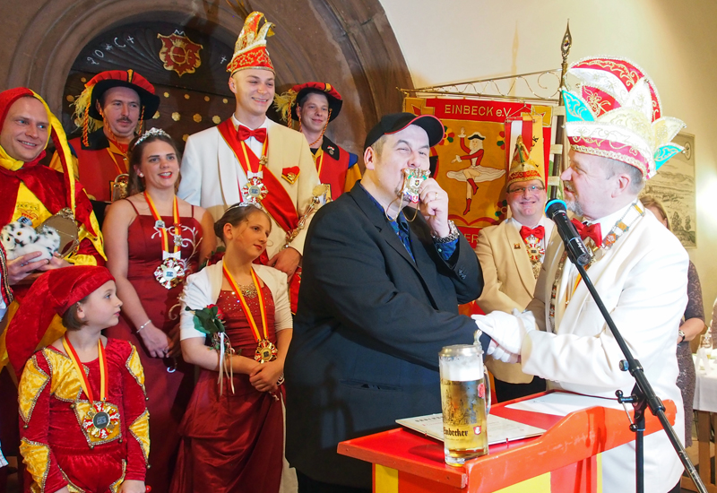 Kuss für den Bierorden. Franky mit Karnevalspräsident Albert Eggers (r.).