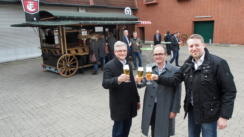 Ulrich Meiser, Martin Deutsch und Ingo Schrader (v.l.) vor der Bockbierkutsche.
