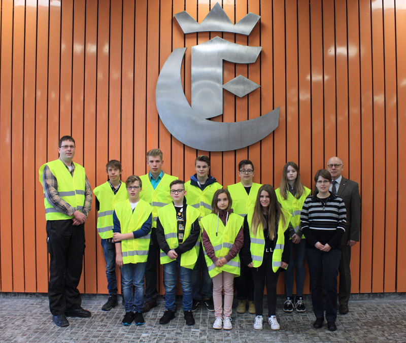 Beim Zukunftstag in der Brauerei unterwegs (v.l.).: Markus Körner (Braumeister), Lars Reuter, Flynn Termer, Lukas Schäfer, Luca Marcello Flint, Victor Wloka, Jolina Jeschke, Julien-Noah Kaiser, Jasmin Peltzer, Emma Meyer, Karina Heider (Mitarbeiterin Personalabteilung), Lothar Gauß (Vorstandssprecher). Foto: Einbecker Brauhaus AG