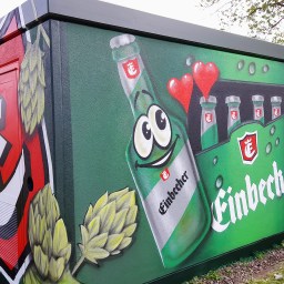 Trafostation wird durch Graffiti-Kunst ein Hopfen sprießender Bierkasten